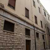 Si nota infatti il netto contrasto architettonico tra la gialla facciata ricostruita in quegli anni, caratterizzata da una serie simmetrica di finestroni...